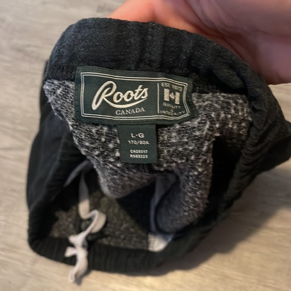 ROOTS salt and pepper and dark grey track shorts lightly worn, Mid rise size L - Picture 6 of 6